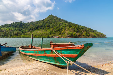 Fototapeta na wymiar Old fishing boat on the beach of Koh Chang, Thailand