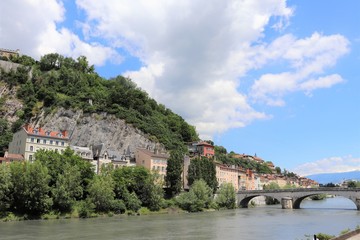 Fototapeta na wymiar Les quais de la rivière Isère dans la ville de Grenoble, Département de l'Isère, France