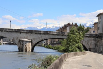 Les quais de la rivière Isère dans la ville de Grenoble, Département de l'Isère, France