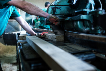 Process of machining logs in sawmill machine