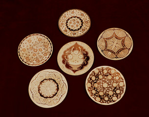Fototapeta na wymiar Hand made plates made of copper and various souvenirs