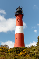 Leuchtturm von H&ouml;rnum vor blauem Himmerl und Wolken