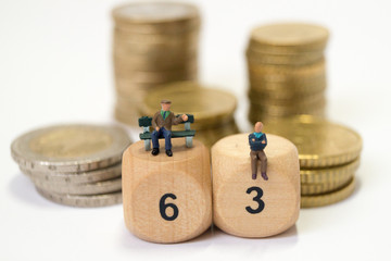 Alte Menschen diskutieren über die Rente 