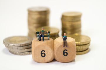 Alte Menschen diskutieren über die Rente 