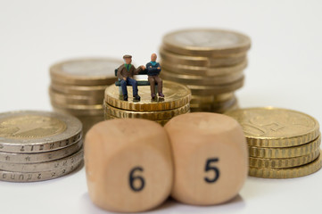 Alte Menschen diskutieren über die Rente 