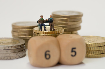 Alte Menschen diskutieren über die Rente 