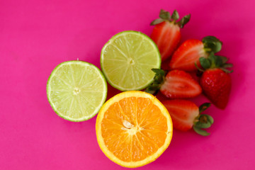 Fototapeta na wymiar Frutas da estação: laranja, limão e morangos