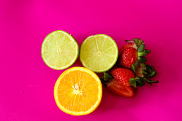 Fototapeta na wymiar Frutas da estação : laranja, limão e morangos