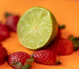 Fototapeta na wymiar Frutas da estação: morango e limão 