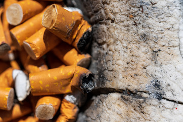 Zigarettenstummel in einem Aschenbecher