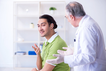 Obraz premium Male patient with hearing problem visiting doctor otorhinolaryng