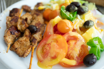 brochette de poulet et crudités