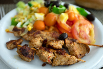 brochette de poulet et crudités