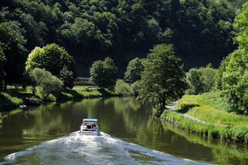 Motorboot auf der Lahn zwischen Bad Ems und Lahnstein - Stockfoto