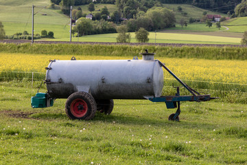 Kuhtränke auf einer grünen Wiese