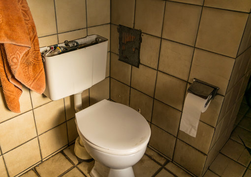 Veraltetes Retro Toilette aus den Achtziger Jahren