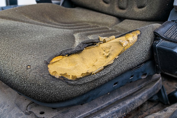 Ein zerrissener Sitz aus einem alten Auto