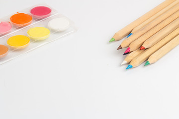 Naklejka premium Colored pencils and pastels on a white background