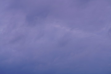 Wolken Himmel abends mit Magenta