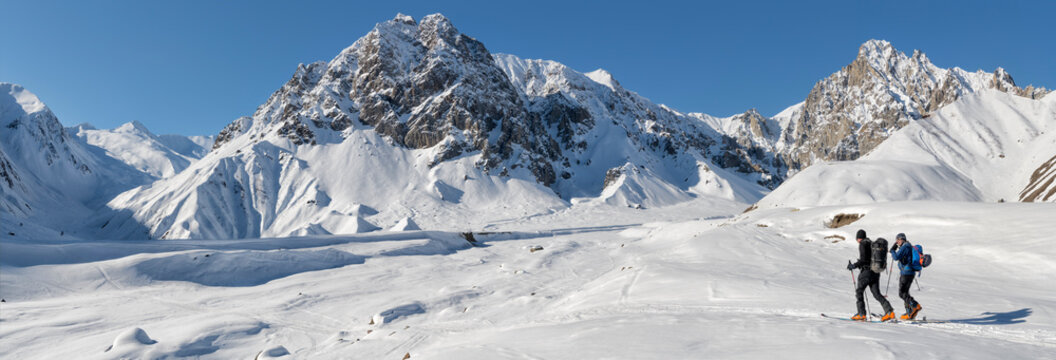 Georgia, Caucasus, Gudauri, two people on a ski tour
