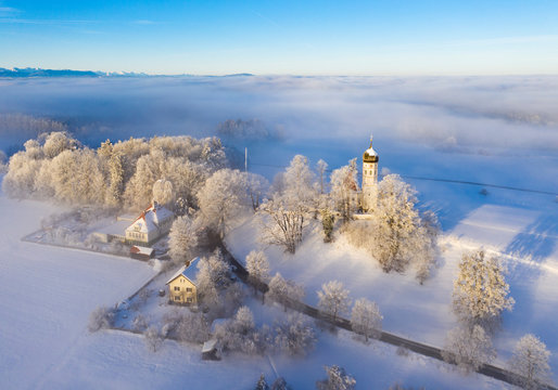 Germany, Bavaria, Holzhausen near Lake Starnberg, foggy winter landscape with church of St. Johann Baptist