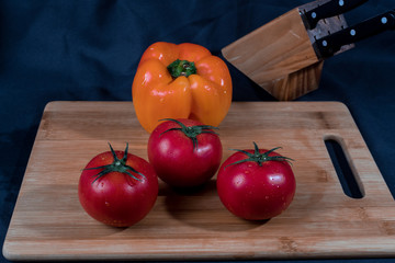 Cortando tomates para una salsa