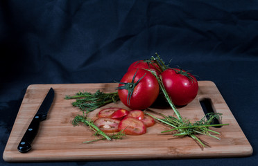 Cortando tomates para una salsa