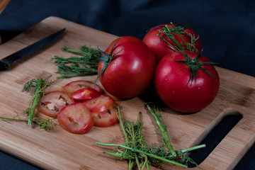 Cortando tomates para una salsa
