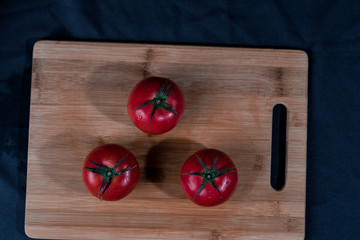 Cortando tomates para una salsa