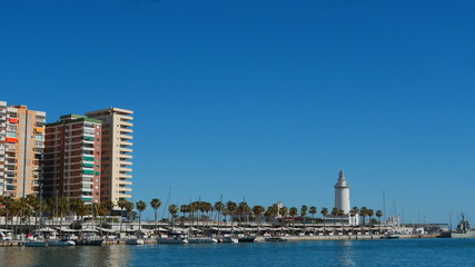Fototapeta na wymiar Faro de Málaga y Muelle uno 