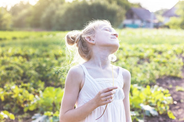 Obraz premium girl holding dandelion