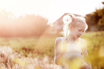 Fototapeta na wymiar girl holding dandelion