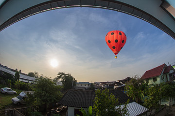 Fototapeta na wymiar hot air balloon in blue sky background 