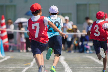 運動会の小学生達の姿