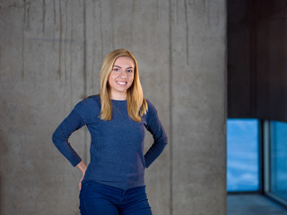 Fototapeta premium portrait of casual businesswoman in front of a concrete wall
