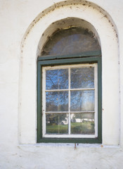 Fototapeta na wymiar old arch window and reflections