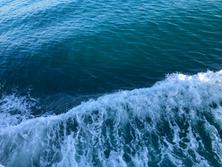 Fototapeta na wymiar 船が航海中の波と綺麗な海