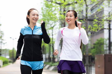 市街地をウォーキングする女性2人