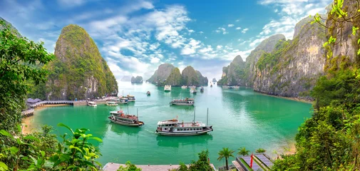 Abwaschbare Fototapete Schöne Landschaft mit Blick auf die Halong-Bucht von der Insel Bo Hon. Die Halong-Bucht ist das UNESCO-Weltkulturerbe und ein wunderschönes Naturwunder im Norden Vietnams © huythoai