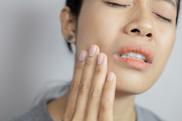 Obraz premium Women have a lot of toothache.