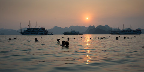 Obraz premium Cruise to Halong Bay, Vietnam