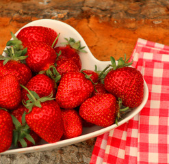 erdbeeren in der schüssel