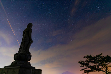 日本　鳥取　母塚山　仏像　星空　飛行機