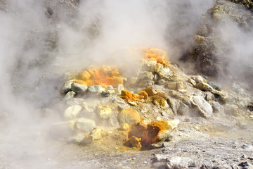 Fumarole im Solfatara Krater, Teil der phlegräischen Felder in Italien © 13threephotography