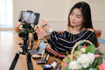 beauty blogger live broadcasting cosmetic makeup tutorial on social media.