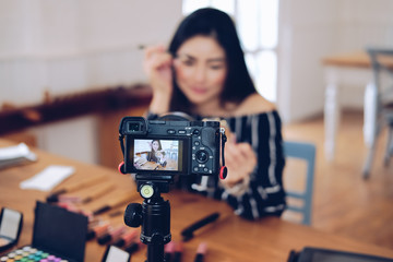 beauty blogger live broadcasting cosmetic makeup tutorial on social media.