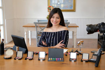 beauty blogger live broadcasting cosmetic makeup tutorial on social media.