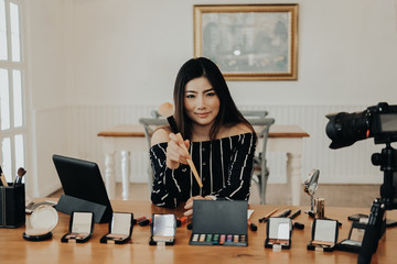 beauty blogger live broadcasting cosmetic makeup tutorial on social media.