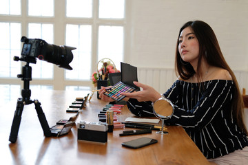 beauty blogger live broadcasting cosmetic makeup tutorial on social media.