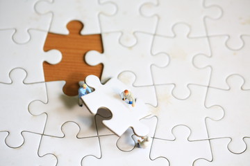 team solve the puzzle problem
